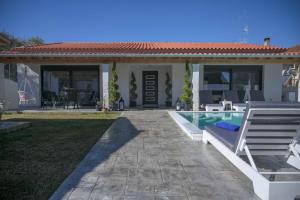Bazén v ubytování Diamond Luxury Villa Corfu nebo v jeho okolí