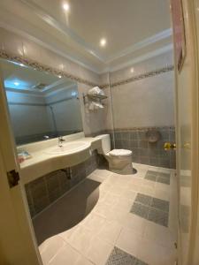 ein Bad mit einem Waschbecken und einem WC in der Unterkunft I Travel Motel - II in Kaohsiung