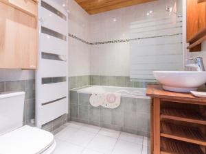 een badkamer met een wastafel, een toilet en een bad bij Gîte Villeneuve-en-Retz, 4 pièces, 6 personnes - FR-1-306-825 in Bourgneuf-en-Retz