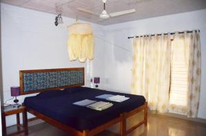 Postel nebo postele na pokoji v ubytování ARYA HOMESTAY BOUGAIN VILLA