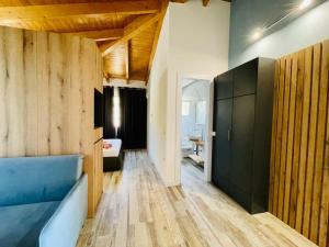 uma sala com um sofá azul e um armário preto em ADRIATIK Hotel em Vlorë