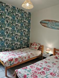 Un pat sau paturi într-o cameră la La Grillotte
