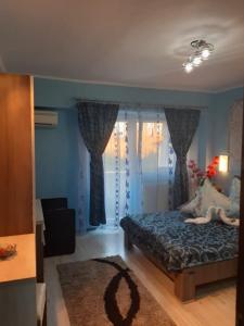 ein Schlafzimmer mit einem Bett mit einer Person, die darauf liegt in der Unterkunft Garsoniera Dănuț in Baile Felix