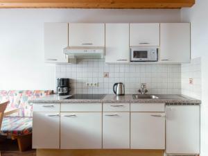 Kuchyň nebo kuchyňský kout v ubytování Pleasant apartment in L ngenfeld with ski storage