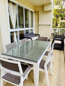 Rõdu või terrass majutusasutuses Pico de Loro 2 BD Garden Loft with Lagoon View