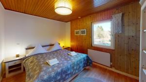 ein Schlafzimmer mit einem Bett und einem Fenster in der Unterkunft Ferienhaus Siesta Hahnenklee mit großem Grundstück in Hahnenklee-Bockswiese