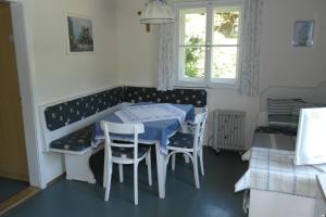 ペルトシャッハ・アム・ヴェルターゼーにあるFerienhaus Simonのテーブルと椅子、窓が備わる客室です。