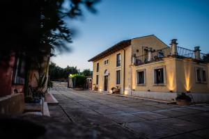 eine leere Straße vor einem Gebäude in der Unterkunft Nuovo Castello Crisilio in Avola