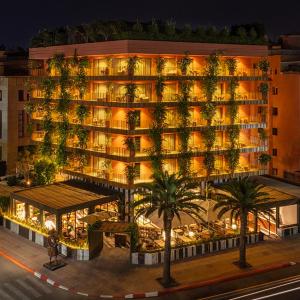 ein großes Gebäude mit Palmen davor in der Unterkunft Hotel Jadali & Spa in Marrakesch