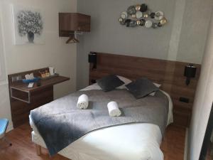 Postel nebo postele na pokoji v ubytování Hotel Le Rochegude