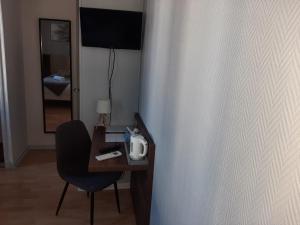 TV a/nebo společenská místnost v ubytování Hotel Le Rochegude