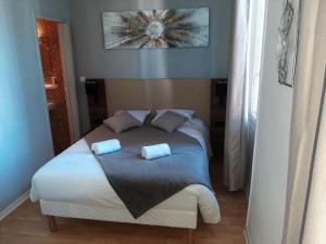 Postel nebo postele na pokoji v ubytování Hotel Le Rochegude