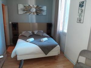 Postel nebo postele na pokoji v ubytování Hotel Le Rochegude
