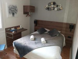 Postel nebo postele na pokoji v ubytování Hotel Le Rochegude