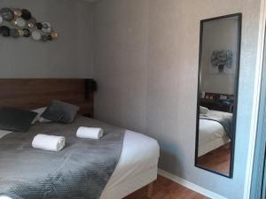 Postel nebo postele na pokoji v ubytování Hotel Le Rochegude