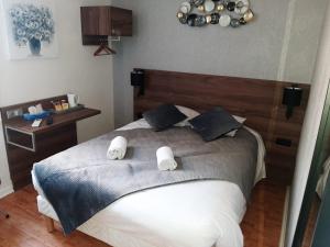 Postel nebo postele na pokoji v ubytování Hotel Le Rochegude