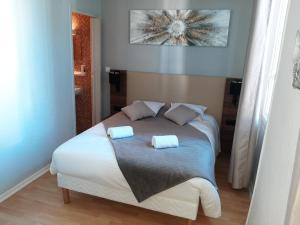 Postel nebo postele na pokoji v ubytování Hotel Le Rochegude