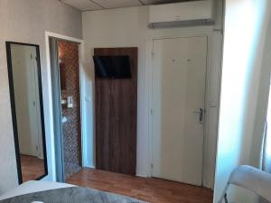 TV a/nebo společenská místnost v ubytování Hotel Le Rochegude