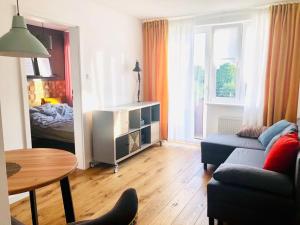 salon z kanapą i stołem w obiekcie Apartament na Okulickiego - Centrum !! w mieście Stalowa Wola