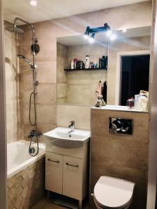 łazienka z umywalką, toaletą i prysznicem w obiekcie Apartament na Okulickiego - Centrum !! w mieście Stalowa Wola +5 zdjęć