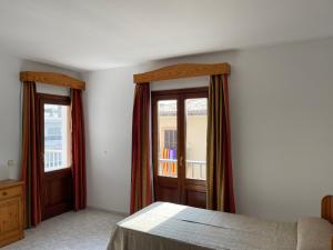 Posteľ alebo postele v izbe v ubytovaní Hostal CAN GALLU