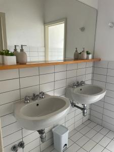 Baño con 2 lavabos y espejo en Homelink Firenze - Charlotte, en Florencia