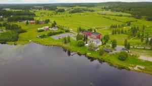 una vista aerea di una fattoria vicino a un lago di Kuortane Kuharanta a Mäyry