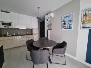Kuchyňa alebo kuchynka v ubytovaní M&K Apartament Bałtyk - Sobieszewo - Wyspa Sobieszewska