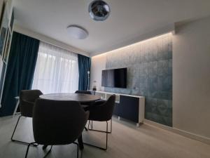 Televízia a/alebo spoločenská miestnosť v ubytovaní M&K Apartament Bałtyk - Sobieszewo - Wyspa Sobieszewska
