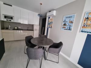 Kuchyňa alebo kuchynka v ubytovaní M&K Apartament Bałtyk - Sobieszewo - Wyspa Sobieszewska