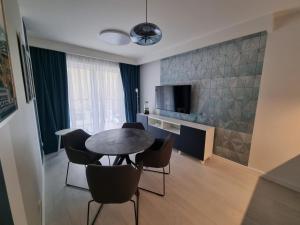 Televízia a/alebo spoločenská miestnosť v ubytovaní M&K Apartament Bałtyk - Sobieszewo - Wyspa Sobieszewska