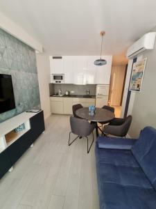 Kuchyňa alebo kuchynka v ubytovaní M&K Apartament Bałtyk - Sobieszewo - Wyspa Sobieszewska