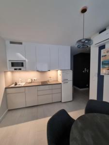 Kuchyňa alebo kuchynka v ubytovaní M&K Apartament Bałtyk - Sobieszewo - Wyspa Sobieszewska