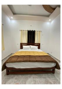 een slaapkamer met een groot bed in een kamer bij CasaBlanca 5BHK in Dehradun