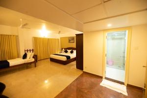 Hotel Guruvayur Darshan客房内的一张或多张床位