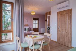a room with a table and chairs and a bedroom at Przystanek na Skarpie in Kazimierz Dolny