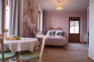 卡齊米日－多爾尼的住宿－Przystanek na Skarpie，卧室配有一张床和一张桌子及椅子