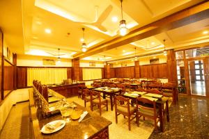 Hotel Guruvayur Darshan餐厅或其他用餐的地方