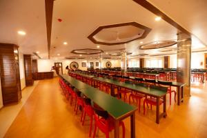 Hotel Guruvayur Darshan餐厅或其他用餐的地方