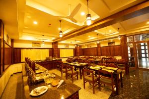 Hotel Guruvayur Darshan餐厅或其他用餐的地方