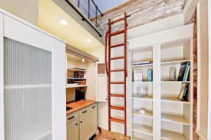 uma cozinha com uma escada que leva a um quarto com beliche em The Carriage House em Seattle