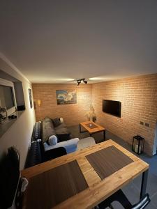 een woonkamer met een bank en een tafel bij Retro Retreat Unique Industrial Design apartment in Cluj-Napoca