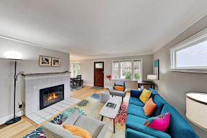 西雅圖的住宿－Krikwood Place，客厅设有蓝色的沙发和壁炉