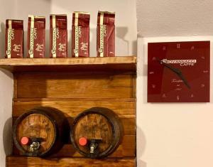 una mensola in legno con botti di vino e libri su un muro di Altopiano a Finale Ligure