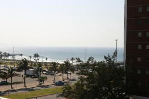 - une vue sur la plage depuis un bâtiment dans l'établissement Pavilion Hotel Durban, à Durban