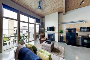 sala de estar con sofá y chimenea en 19th Avenue Lofts Unit 213, en Seattle