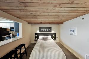 1 dormitorio con 1 cama en el centro de una habitación en 19th Avenue Lofts Unit 213 en Seattle