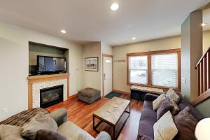 uma sala de estar com um sofá e uma lareira em Westside Escape em Seattle
