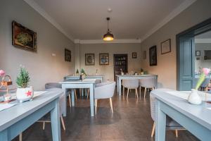 a restaurant with tables and chairs in a room at Conacul Törzburg in Bran
