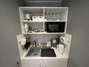 Una cocina o zona de cocina en Квартира-студия с отдельным входом с гостиничным сервисом, с белым постельным